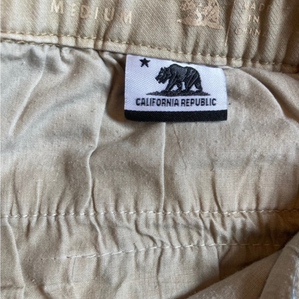 Bulldog drawstring shorts. - Picture 2 of 6